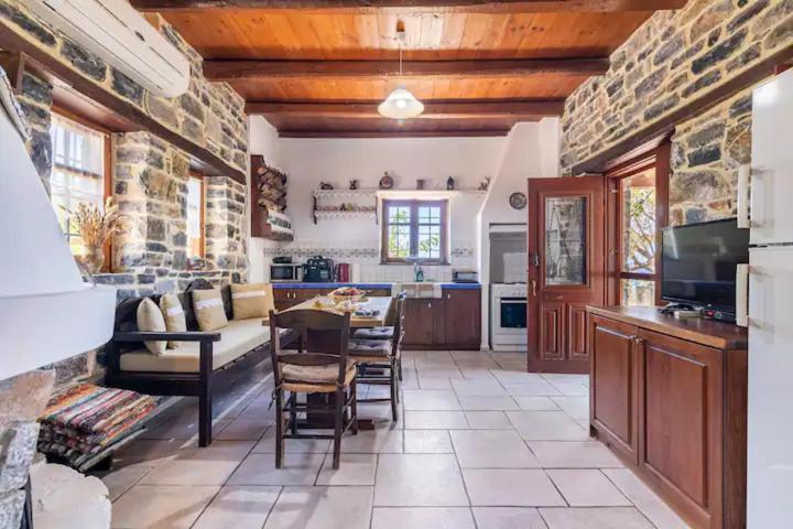 Traditional Stone House By The Sea... Καπετανιανά Εξωτερικό φωτογραφία
